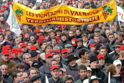 Unos 5.000 productores de vino se manifestaron ayer por las calles de Aviñón.