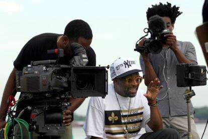Spike Lee (en el centro) graba <i>If God is willing and da creek don't rise. </i>