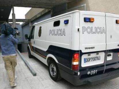 Imagen de un furgón de la Policía Nacional. EFE/Archivo