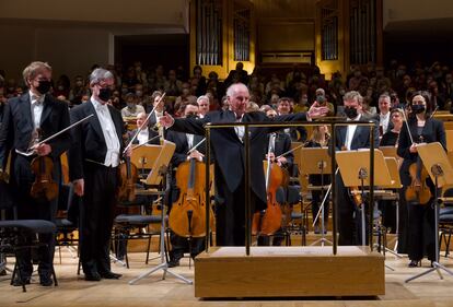 Daniel Barenboim agradece los aplausos del público que llenaba el lunes la Sala Sinfónica del Auditorio Nacional.