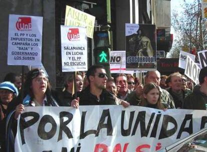 Vecinos de Salamanca protestan contra su alcalde en la sede nacional del PP en Madrid