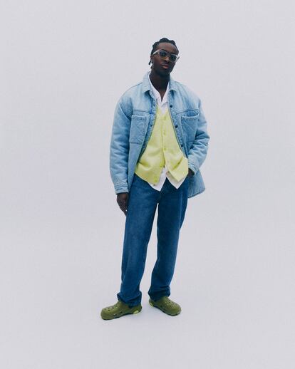 Hermann Diagne tiene las claves del estilo preppy que ha conquistado TikTok, en donde las prendas de aires nerd y las de estilo deportivo casan a la perfección.