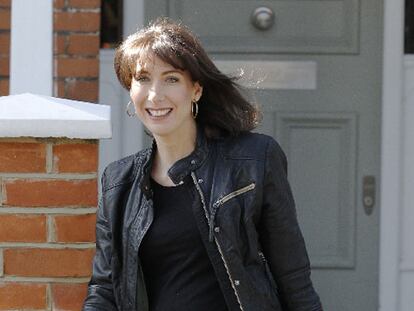Samantha Cameron sale de su casa en Londres.