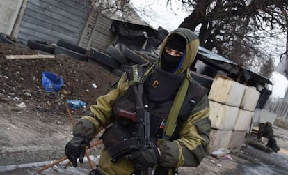 Separatista pró-Rússia em posto de controle em Donetsk.