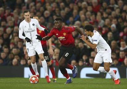 Pogba trata de regatear a Marquinhos.