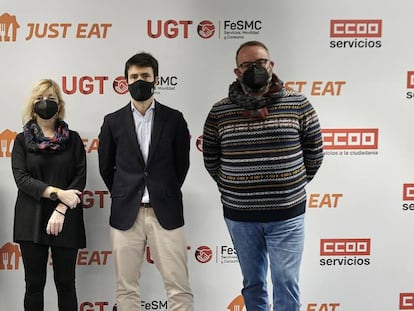 El director general de Just Eat España, Patrik Bergareche (segundo por la derecha), junto a miembros de CC OO y UGT.