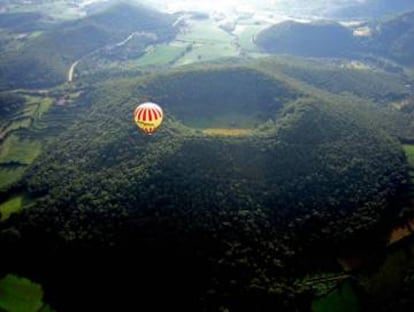 Un globus aerostàtic de Vol de Coloms a la Garrotxa.