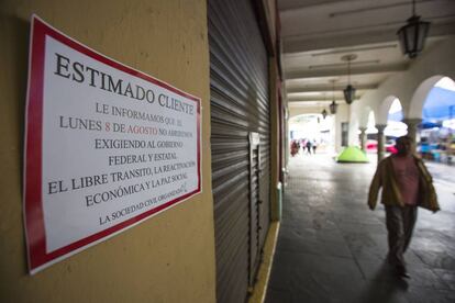 Uno de los carteles de la huelga de comercios en Oaxaca.