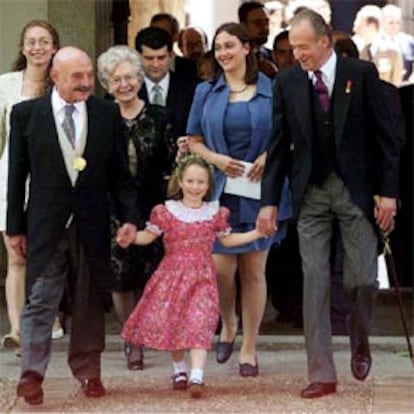 José Hierro y Juan Carlos I dan la mano a Hortensia, nieta del poeta, tras la entrega del Premio Cervantes, en 1999.