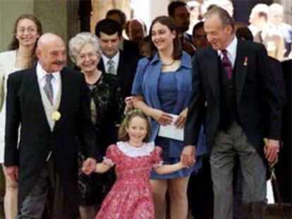 José Hierro y Juan Carlos I dan la mano a Hortensia, nieta del poeta, tras la entrega del Premio Cervantes, en 1999.