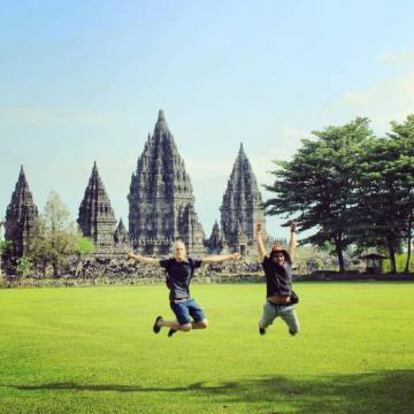 Bambang con una turista en Prambanam