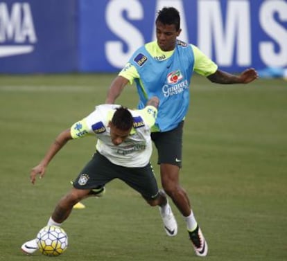 Neymar y Luis Gustavo.