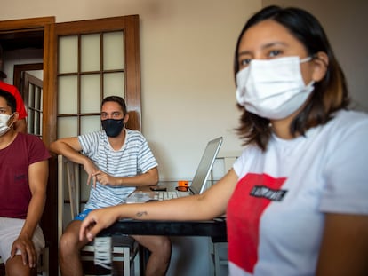 Varios miembros de la familia que vive en Barcelona contagiada por covid que tuvieron que ingresar en el hospital Vall de Hebron. De pie, Leonardo; sentado con camisa granate, Luis, y a la derecha Jhosselyn.