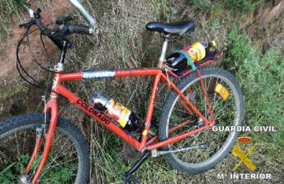 La bicicleta intervenida, con dos botellas de vino.