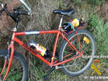 La bicicleta intervenida, con dos botellas de vino.