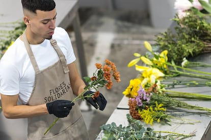 Todos los ramos de Flores Solidarias son confeccionados por personas sin hogar, a las que se les ofrece una oportunidad de trabajar y reconstruir sus vidas. Para ello, el proyecto trabaja junto a distintas asociaciones locales.