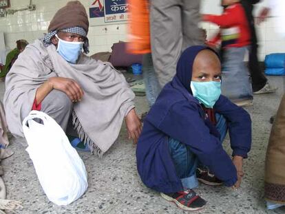 Ajay Kumar (izquierda), junto a un niño enfermo de leucemia en un hospital de Nueva Delhi.