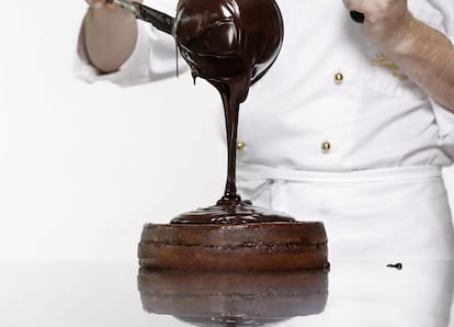 Quizás la tarta más famosa de Europa y del mundo: la Sachertorte vienesa. Uno de cada dos turistas que visita la ciudad pasa por el Café Sacher y compra este famoso pastel de chocolate con mermelada de albaricoque que en su día deleitó al emperador Francisco José.