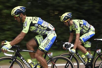 Alberto Contador (derecha), del Tinkoff, tras un compañero de equipo.