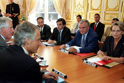 El primer ministro, Jean-Pierre Raffarin (segundo por la derecha), junto al gabinete de crisis reunido ayer para estudiar el secuestro de los periodistas.