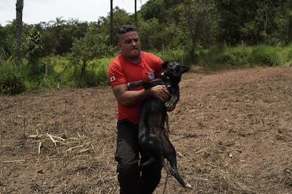 O bombeiro Leoncio Valverdes resgatou o cachorrinho que passou dois amarrado aguardando resgate em uma casa atingida pela lama em Brumadinho. 