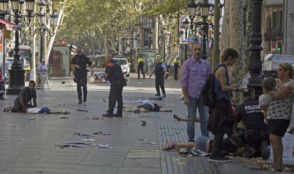 Víctimas del atentado terrorista de Barcelona, el 17 de agosto de 2017, en el paseo de La Rambla.