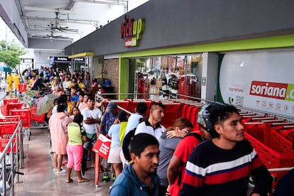 Cientos de personas hacen fila en una tienda de autoservicio de Acapulco, para comprar comestibles y artículos de primera necesidad.