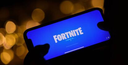Usuario del juego Fortnite accede a él a través de un teléfono móvil.