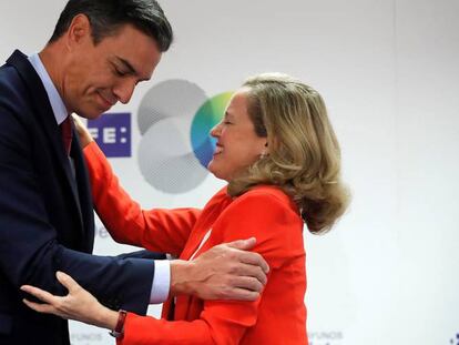 El presidente del Gobierno, Pedro Sánchez, y la vicepresidenta primera y ministra de Economía, Nadia Calviño.