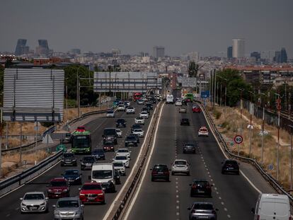 Tráfico a la salida de Madrid en la A5, este viernes.