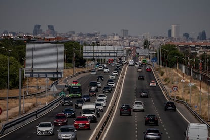 Tráfico a la salida de Madrid en la A5, este viernes.