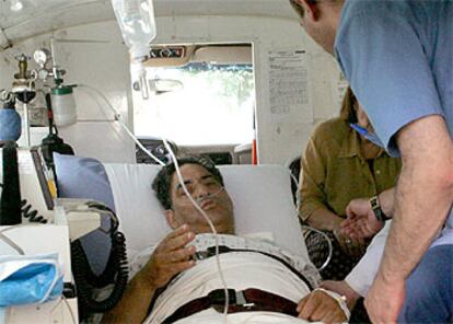 Nabil Amer, es introducido en una ambulancia después de ser tiroteado en las calles de Ramala tras criticar a Arafat.