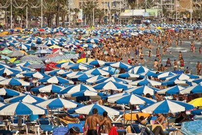 Pediu a devolução do dinheiro das férias porque "havia espanhóis demais" em Benidorm (Espanha). As férias de Freda Jackson na cidade de Benidorm, em Alicante, foram um desastre. Por esse motivo, a turista, de 81 anos, enviou uma carta à agência de viagens Thomas Cook para exigir que lhe devolvesse o dinheiro que gastou em maio para passar alguns dias na cidade. A mulher pediu o reembolso dos mais de 1.200 euros (5.400 reais) que ela e seu acompanhante pagaram, segundo o jornal ‘Lancashire Telegraph’. Com problemas de mobilidade, ela não foi avisada que teria de subir e descer os degraus no seu acesso ao hotel e lamentou também a "grosseria" dos clientes espanhóis que estavam hospedados no local, e a deixavam “nervosa”. A turista inglesa se queixou de que sua estadia de duas semanas na Espanha foi arruinada porque havia "muitos espanhóis" no hotel. Jackson acrescentou que os espanhóis deveriam ir para outro lugar em suas férias.