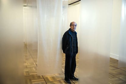 Mitsuo Miura, junto a una de las obras de 'Memorias imaginadas', en la Real Casa de la Moneda.