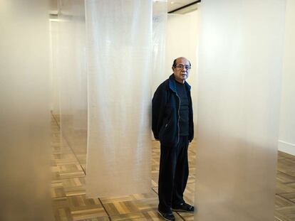 Mitsuo Miura, junto a una de las obras de 'Memorias imaginadas', en la Real Casa de la Moneda.