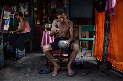 Una pareja creando cuencos budistas tradicionales de limosna para la festividad de 'Khao Phansa', que tendrá lugar a partir del 20 de julio y durante los tres próximos meses.