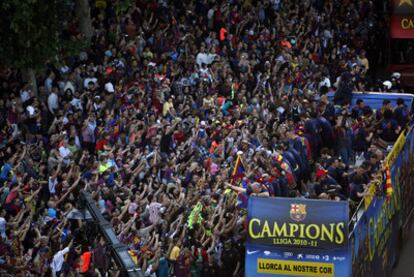 Multitud de gente se ha lanzado a las calles de Barcelona a saludar al campeón de Liga.