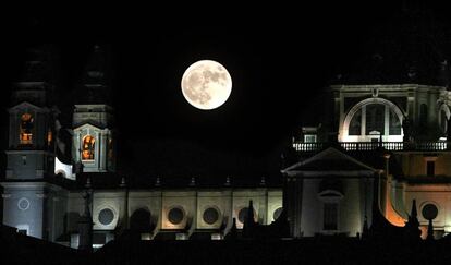 La Superluna sobre la catedral de La Almudena de Madrid.