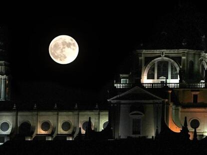 La Superluna sobre la catedral de La Almudena de Madrid.