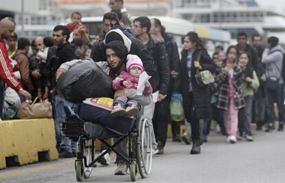 Refugiados caminan hacia la estación de tren tras desembarcar del ferri 'Eletherior Venizelos' en el puerto del Pireo en Atenas (Grecia) el pasado 21 de octubre. Un total de 141.919 refugiados y migrantes entraron en septiembre en Grecia a través de las islas del mar Egeo, provenientes desde Turquía, según datos publicados en octubre de 2015 por la Guardia Costera griega. Comparado con las llegadas registradas en agosto (107.843), el número de personas, en su mayoría sirios y afganos, que entraron a Grecia en el último mes se incrementó en más de 30.000.