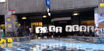 Personas disfrazadas forman la palabra "slet" (puta en flamenco) y "pede" (maricón en francés).