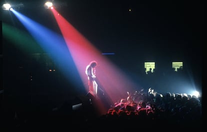 El guitarrista de Queen, Brian May, se presenta en el escenario en Groenoordhal, Leiden, Países Bajos, el 20 de septiembre de 1984.