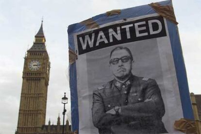 Cartel con la imagen de Pinochet bajo el rótulo de "Se busca", en una manifestación en Londres en 1999.