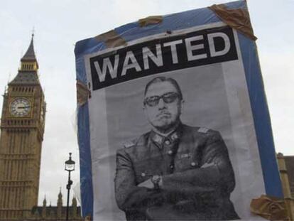 Cartel con la imagen de Pinochet bajo el rótulo de "Se busca", en una manifestación en Londres en 1999.