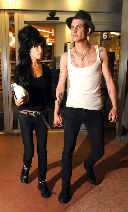 Amy Winehouse y Blake Fielder se casan a escondidas en Miami, en mayo de 2007. En la foto, ambos pasean por Miami Beach (Florida), el 16 de mayo de 2007.