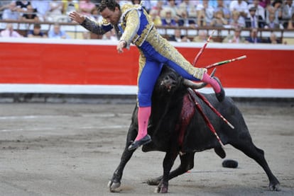 Rafaelillo, cogido por su primer toro.