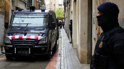 Los Mossos d'Esquadra, durante un registro.