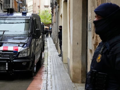 Los Mossos d'Esquadra, durante un registro.