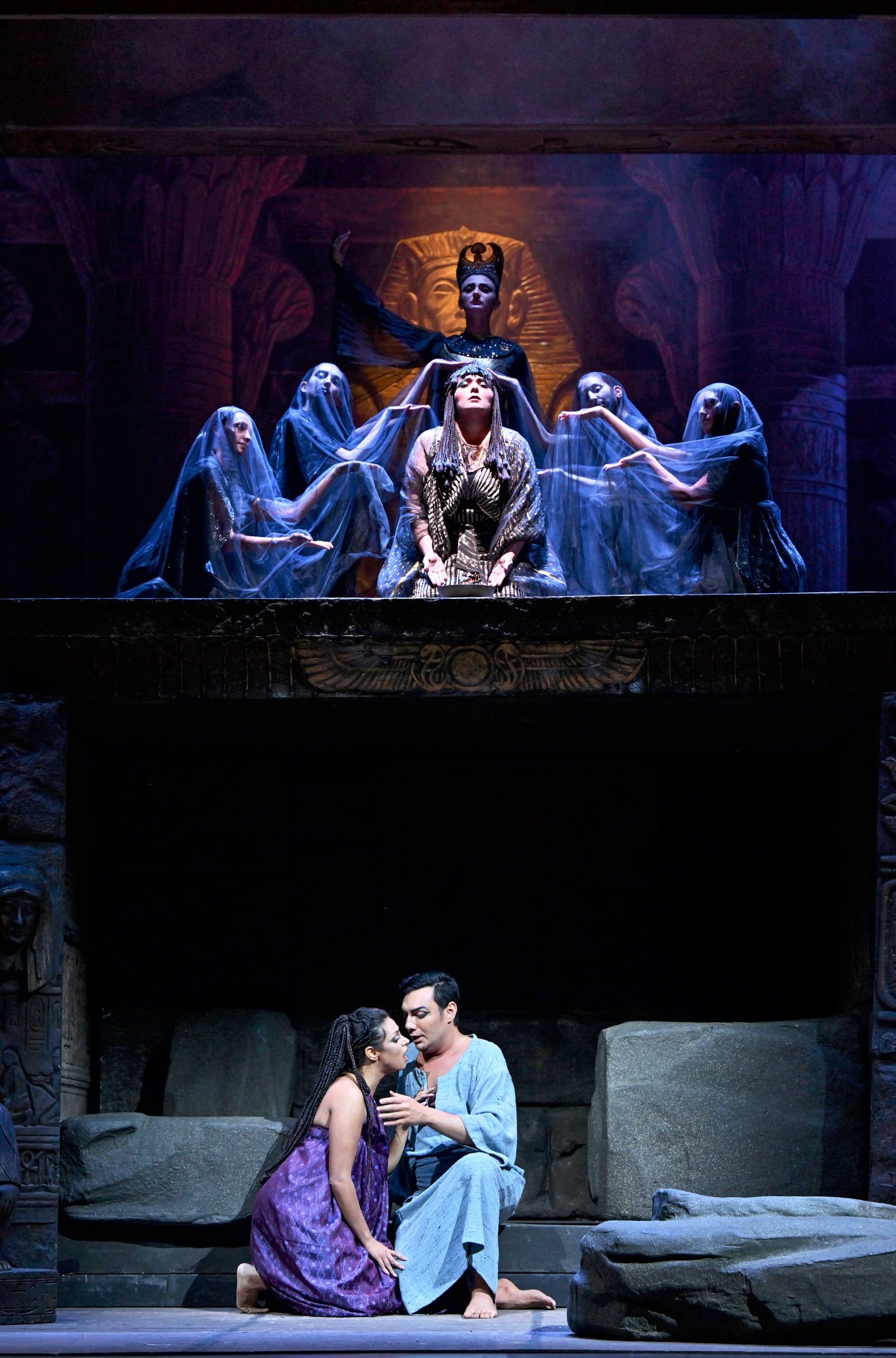 Escena final de ‘Aida’, con Amneris (Teresa Iervolino) encima de la tumba en que han sido sepultados vivos Aida (Federica Vitali) y Radamès (Vincenzo Costanzo).