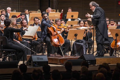 El violonchelista Pablo Ferrández y el director de orquesta, Juanjo Mena, en el concierto de Nueva York.